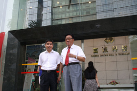 原建设部总工程师、中国建筑金属结构协会姚兵会长（右）和深圳市住建局邝龙桂副局长（左）